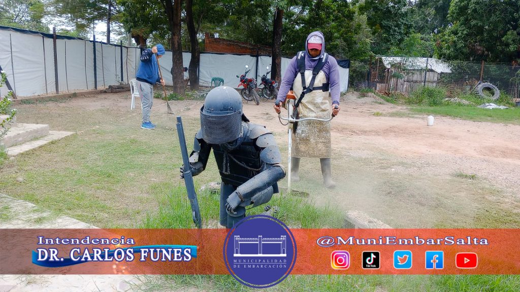 Personal de servicios públicos trabajando en el predio del GIC