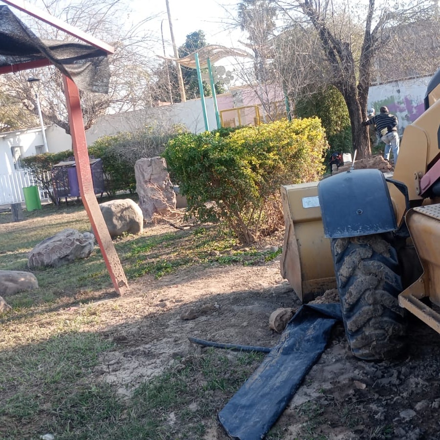 El municipio de General Güemes llevó a cabo un importante operativo de mantenimiento en su complejo municipal. Personal municipal trabajó arduamente en tareas de poda y limpieza, abarcando tanto las áreas interiores como exteriores del complejo. La iniciativa busca mantener las instalaciones en óptimas condiciones, garantizando la seguridad y el bienestar de los empleados municipales y de los ciudadanos que utilizan las instalaciones. Las tareas de poda incluyeron la eliminación de ramas secas y la formación de árboles y arbustos, mejorando la estética del lugar y previniendo posibles riesgos. La limpieza abarcó la recolección de residuos, el barrido de calles y espacios verdes, y la desinfección de áreas comunes. Este tipo de mantenimiento periódico es fundamental para el buen funcionamiento del complejo y contribuye a la imagen de la ciudad. El municipio agradece el compromiso y la dedicación del personal involucrado en estas tareas esenciales para la comunidad.